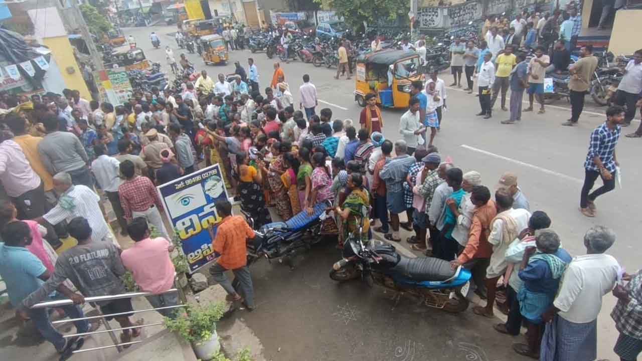 Station Ghanpur | యూరియా సరఫరాలో గందరగోళం.. ఎరువుల కోసం రైతుల పరుగులు