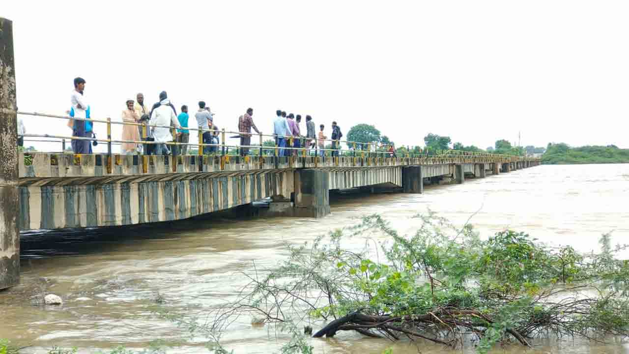 Godavari | కందకుర్తిలో ఉధృతంగా ప్రవహిస్తున్న గోదావరి.. రాకపోకలు నిలిపివేత