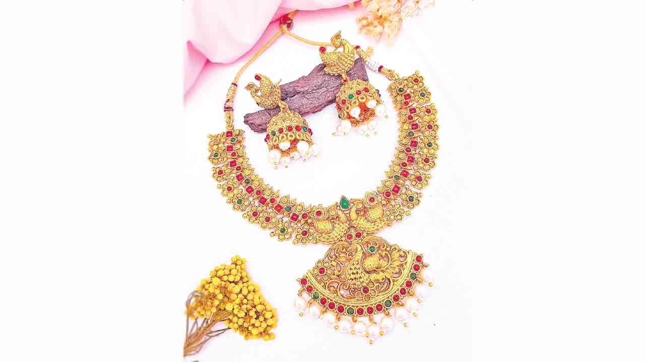 ఆకాశమే హద్దుగా పుత్తడి