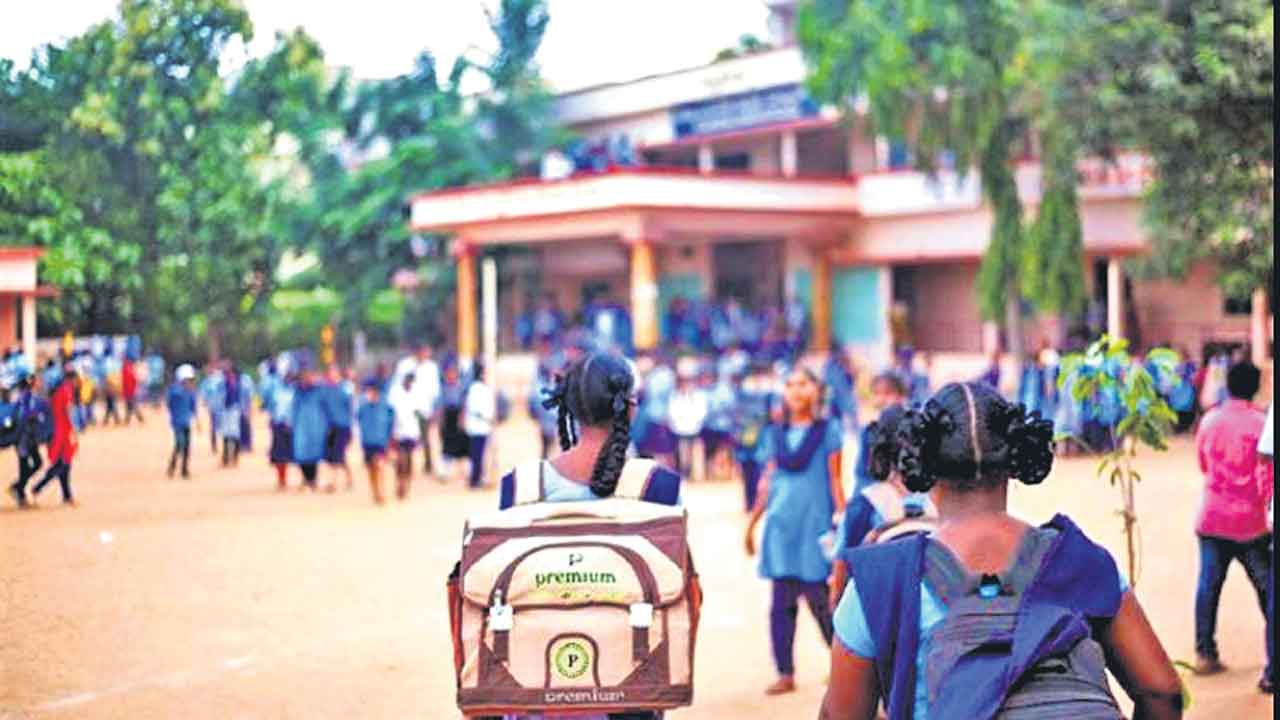 సర్కారు బడుల్లో చదువులు పావు వంతే.. ముప్పావు వంతు బాలలు ప్రైవేటుకే!