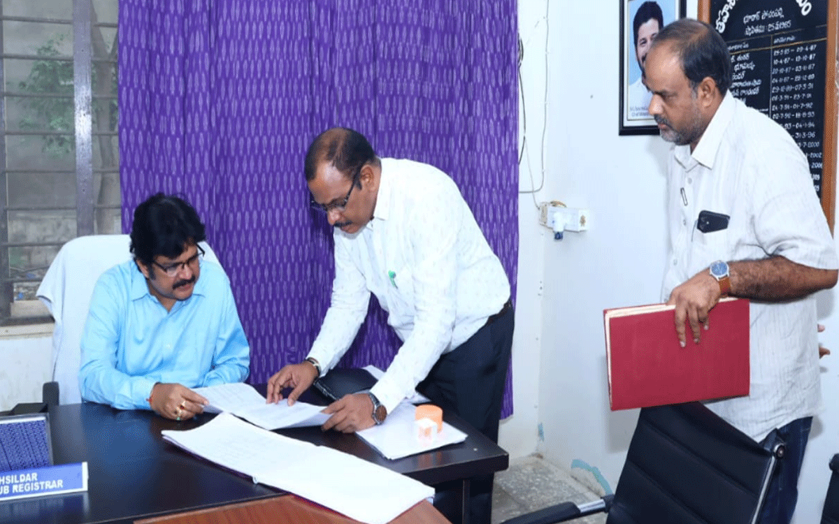Bhoodan Pochampally : విద్యార్థులకు నాణ్యమైన భోజనం అందించాలి : కలెక్టర్ హనుమంతరావు