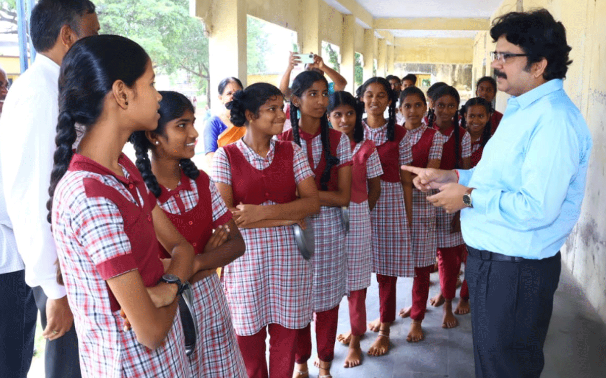 Bhoodan Pochampally : విద్యార్థులకు నాణ్యమైన భోజనం అందించాలి : కలెక్టర్ హనుమంతరావు