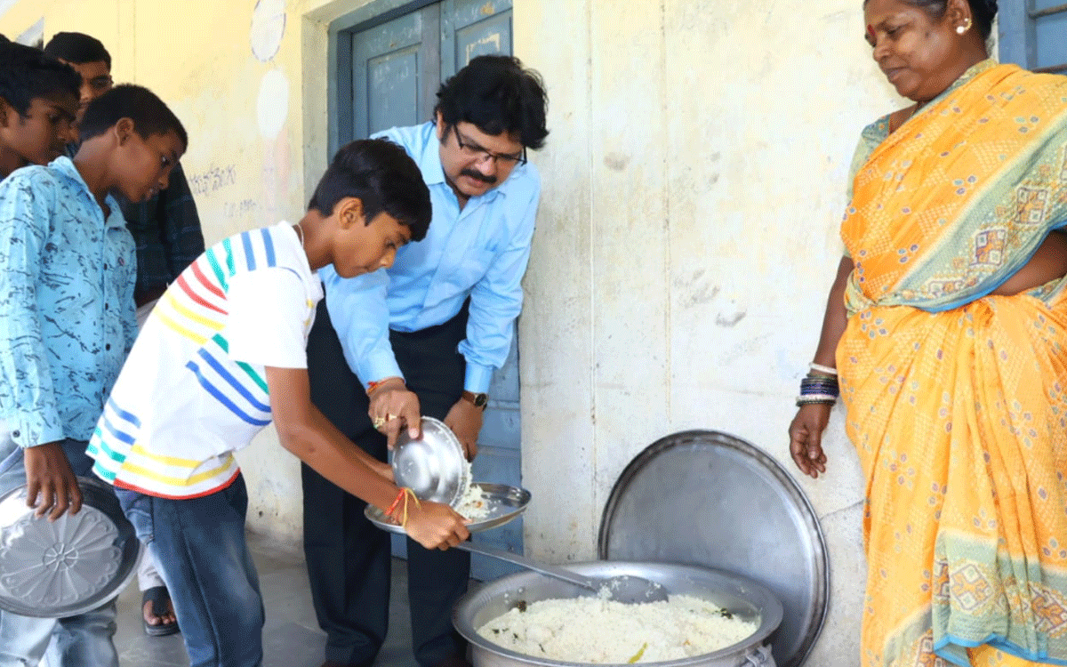 Bhoodan Pochampally : విద్యార్థులకు నాణ్యమైన భోజనం అందించాలి : కలెక్టర్ హనుమంతరావు