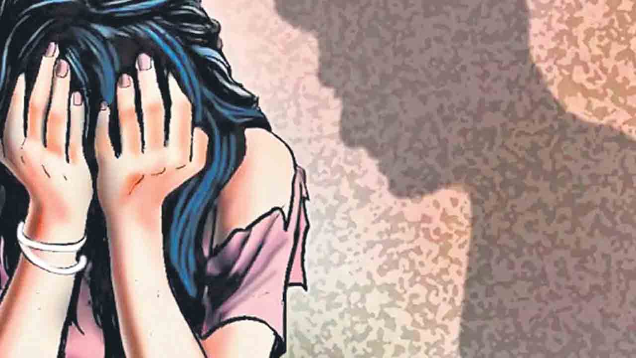 విద్యార్థినిపై ఉపాధ్యాయుడి లైంగిక వేధింపులు