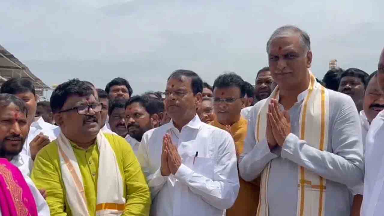 హరీశ్‌రావు పిటిషన్లపై నోటీసులు జారీ