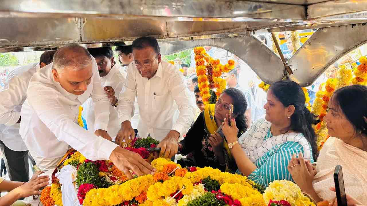 Harish Rao | బీహెచ్ఈఎల్ ఎల్లయ్య భౌతికకాయానికి హరీశ్రావు నివాళులు