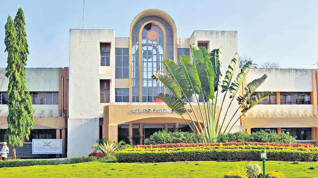 దిగజారుతున్న హెచ్సీయూ ప్రతిష్ఠ