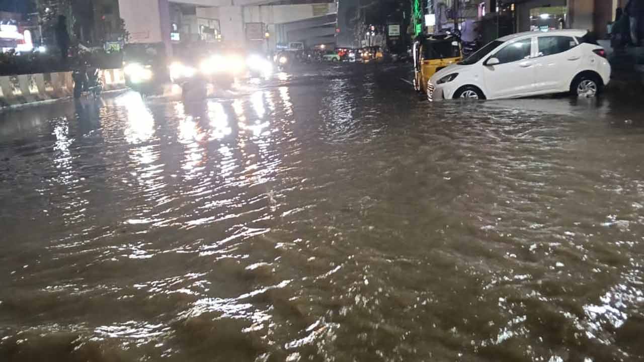 Heavy Rains | హైదరాబాద్లో కుండపోత వర్షం.. అత్యధికంగా 12 సెం.మీ. వర్షపాతం నమోదు