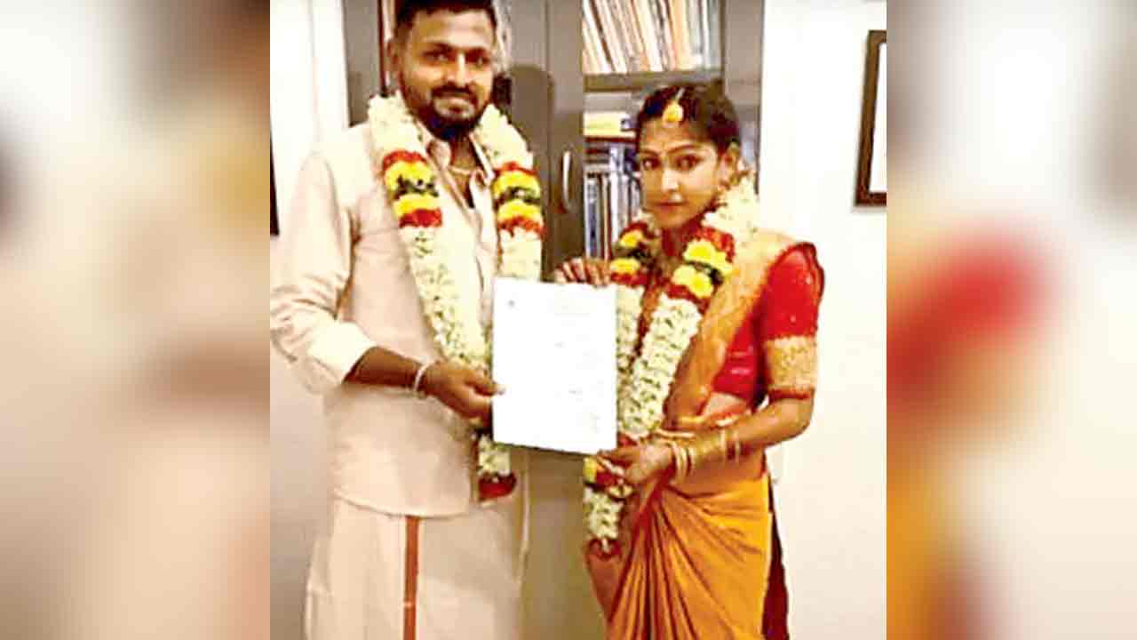 Love Marriage | హిజ్రాను ప్రేమించి.. పెళ్లి చేసుకున్న యువకుడు
