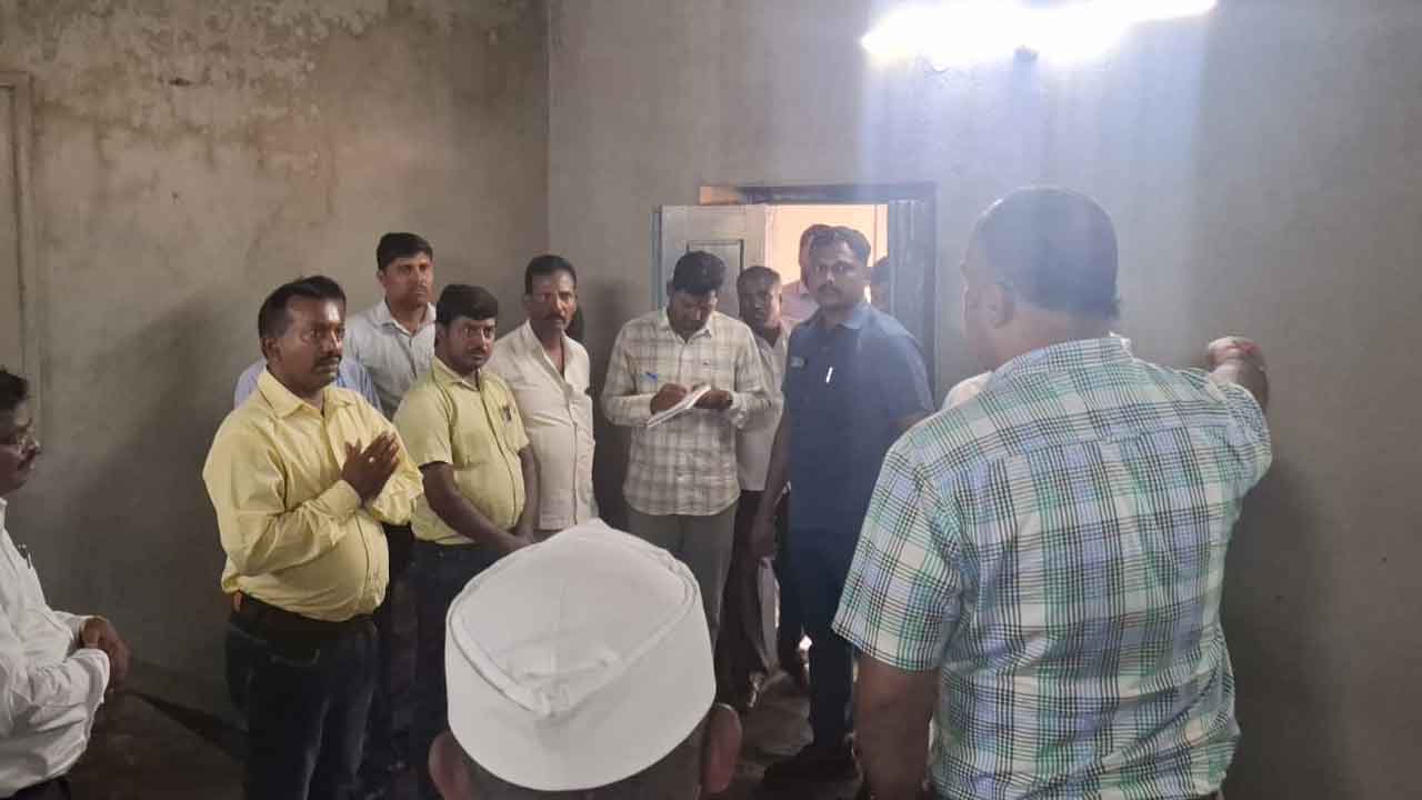 Collector Sandeep Kumar | కట్టెల పొయ్యిపై వంట.. హెచ్‌ఎంపై కలెక్టర్‌ సందీప్‌కుమార్‌ సీరియస్