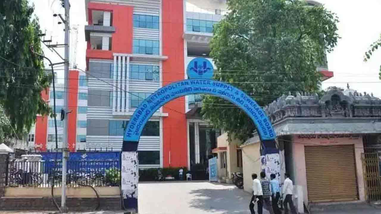 HMWSSB | తాగునీటితో వాహ‌నాల క్లీనింగ్.. రూ. 10 వేల జ‌రిమానా విధించిన జ‌ల‌మండ‌లి