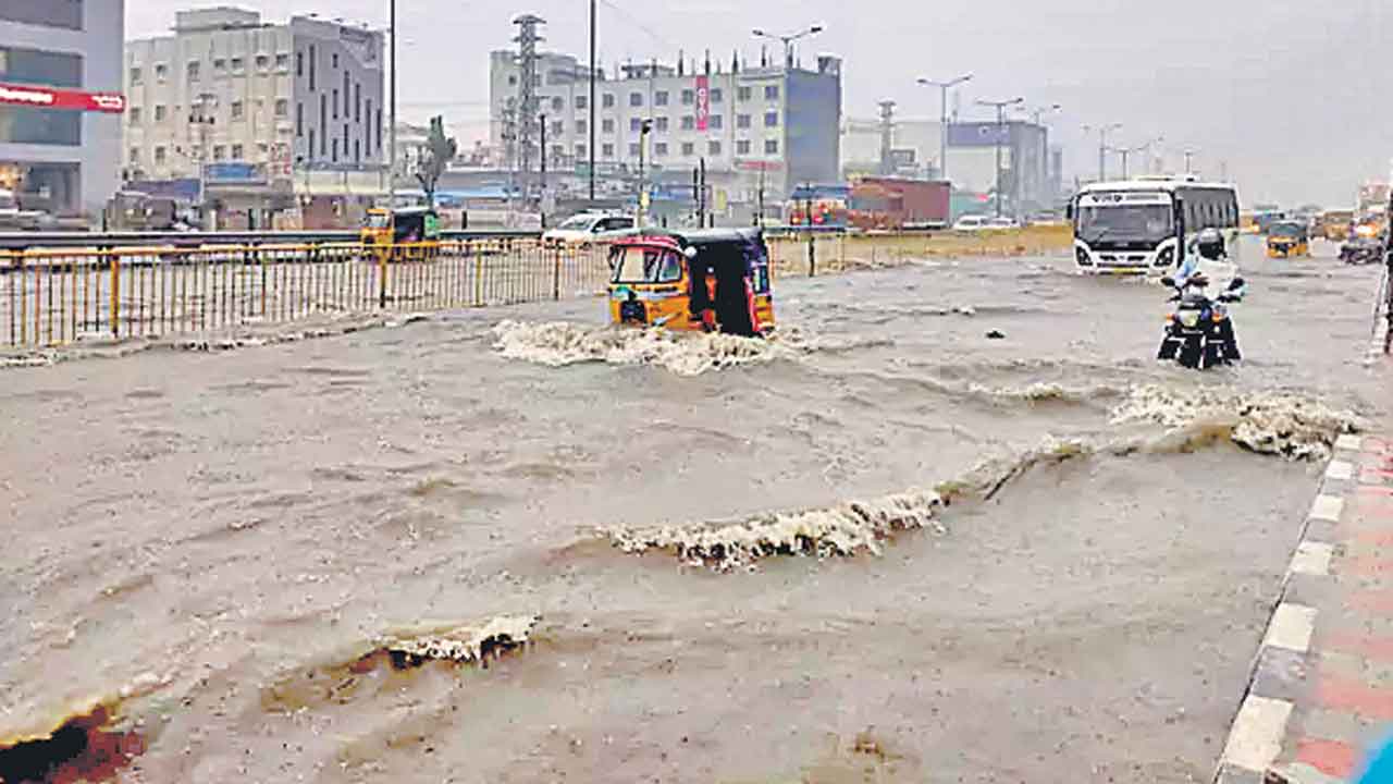 మొగులుకు చిల్లు మోకాలిలోతు నీళ్లు.. మూడున్నర గంటలు.. 17.8 సెంటీమీటర్లు వాన