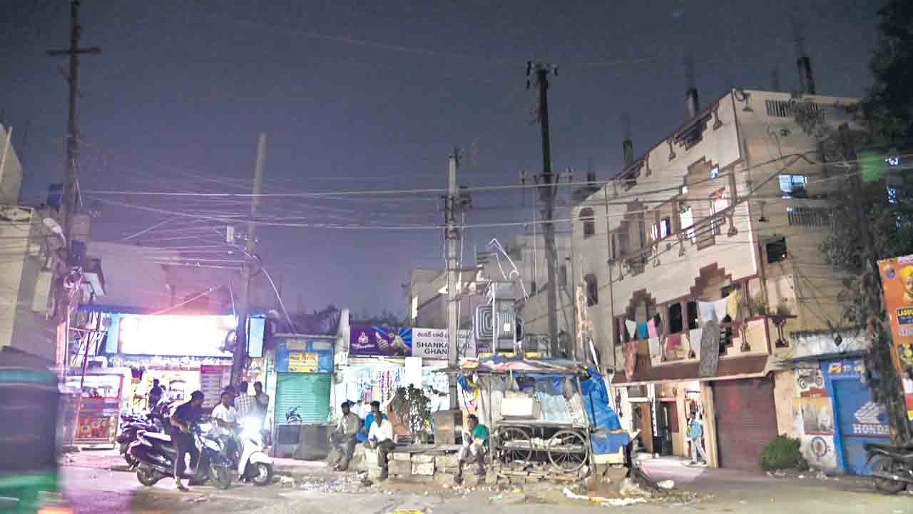 అంధకారంలో పురపాలికలు!.. పట్టణాల్లో వెలగని వీధి దీపాలు