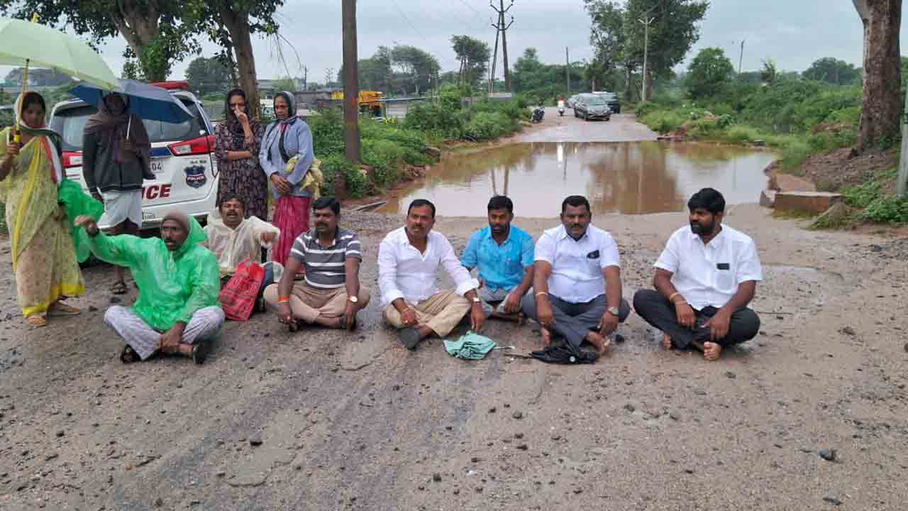 HYDRAA | తవ్విన రోడ్డును యధాతథంగా నిర్మించండి.. హైడ్రా సిబ్బందిని అడ్డుకున్న బ్రాహ్మణపల్లి ప్రజలు