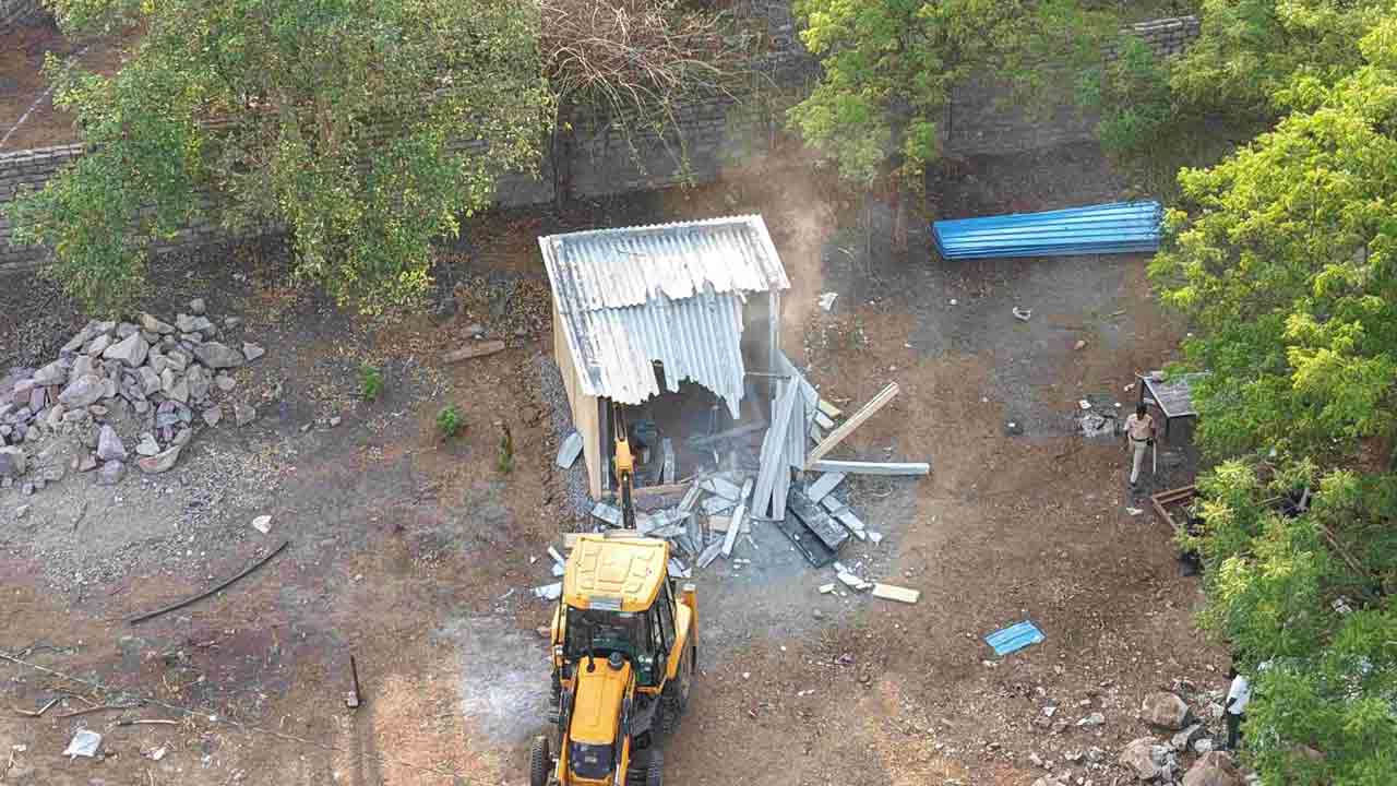 HYDRAA Demolitions | గాజులరామారంలో హైడ్రా కూల్చివేతలు.. అడ్డుకుంటున్న బాధితులు