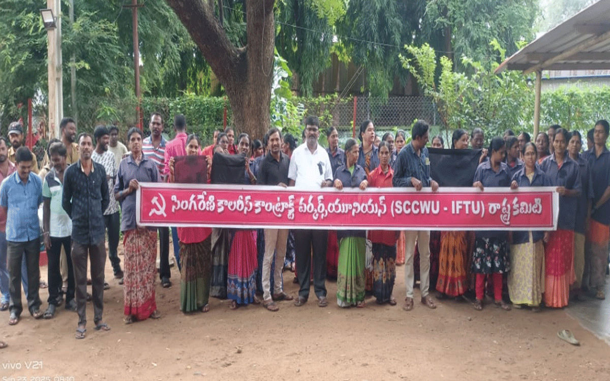 Kothagudem Singareni : నల్ల బ్యాడ్జీలతో సింగ‌రేణి కాంట్రాక్ట్ కార్మికుల‌ నిరసన