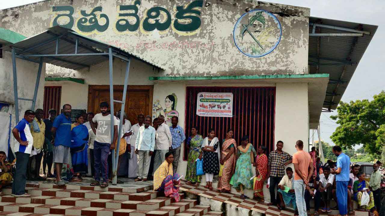 Urea | యూరియా కోసం రైతులకు తప్పని తిప్పలు