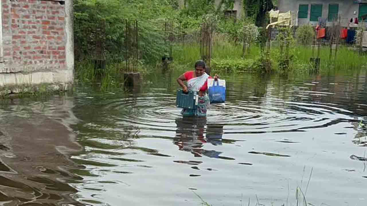 Indiramma Colony | ఇంకా నీటిలోనే ఇందిరమ్మ కాలనీ.. పట్టించుకోని అధికారులు