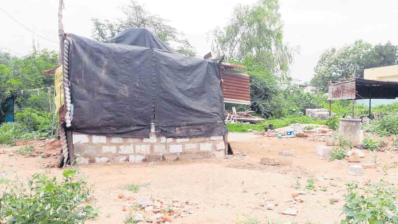 గూడు రాదు గోస తీరదు ఇందిరమ్మ ఇండ్లు వచ్చేదెన్నడో..