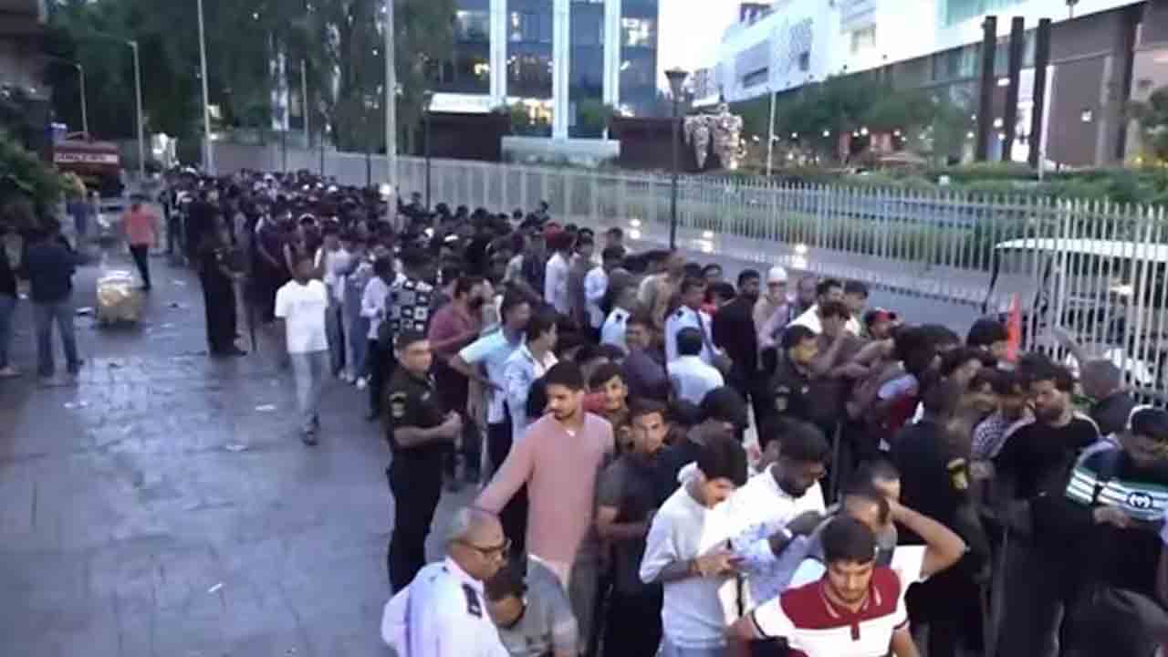 iPhone 17 series | ఐఫోన్‌ 17 కోసం అర్ధరాత్రి ఒంటి గంట నుంచే.. యాపిల్‌ స్టోర్ల ముందు బారులు