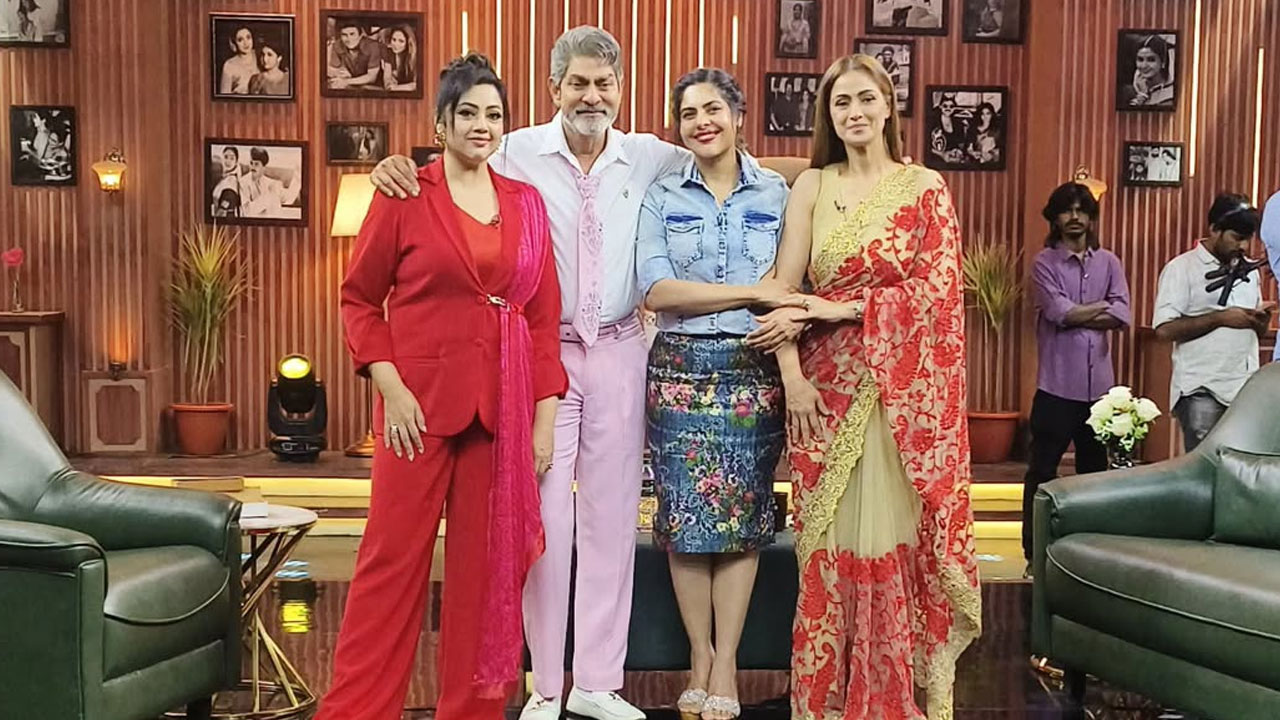 Jagapathi Babu |  ఒకే ఫ్రేమ్లో జగపతి బాబు, మీనా, సిమ్రాన్, మహేశ్వరి.. అందాల ముద్దుగుమ్మలతో సందడే సందడి