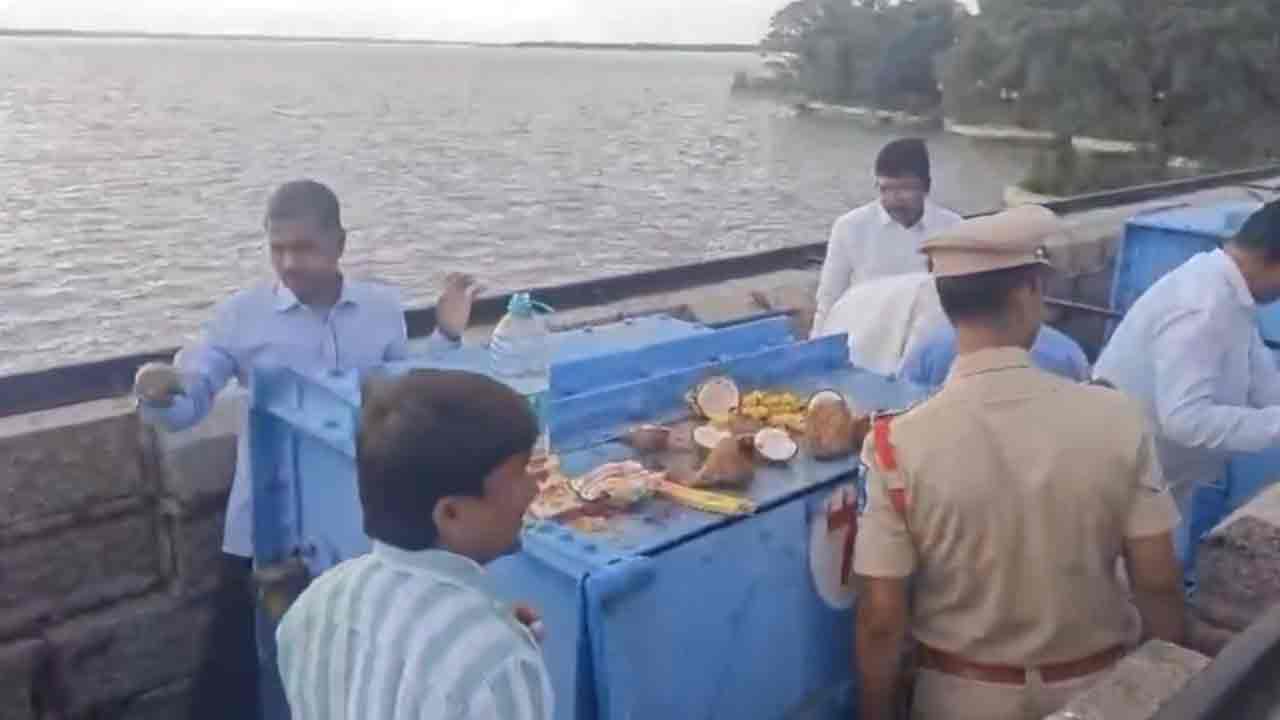 Himayat Sagar | నిండు కుండ‌లా జంట జ‌లాశ‌యాలు.. గేట్లు ఎత్తివేత‌