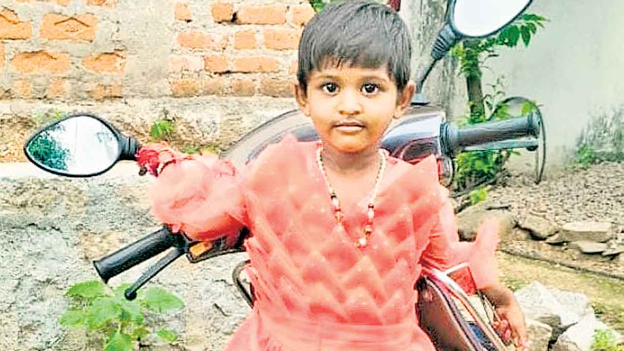 స్కూల్‌ బస్సు కింద పడి చిన్నారి మృతి