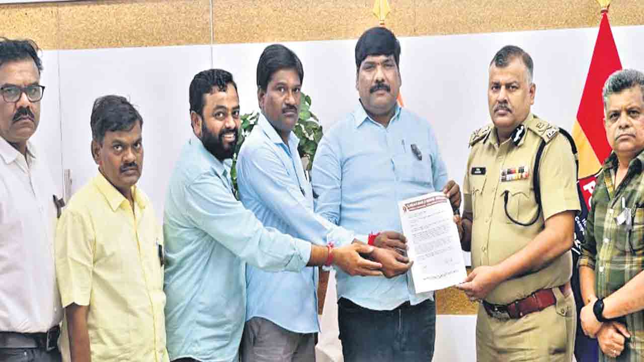 టీన్యూస్‌ జర్నలిస్టుపై కేసులు ఎత్తివేయండి