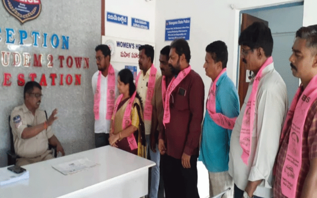 Ramavaram : యూరియా ఇవ్వాలని అడిగితే అరెస్టులా? : కాపు సీతాలక్ష్మి