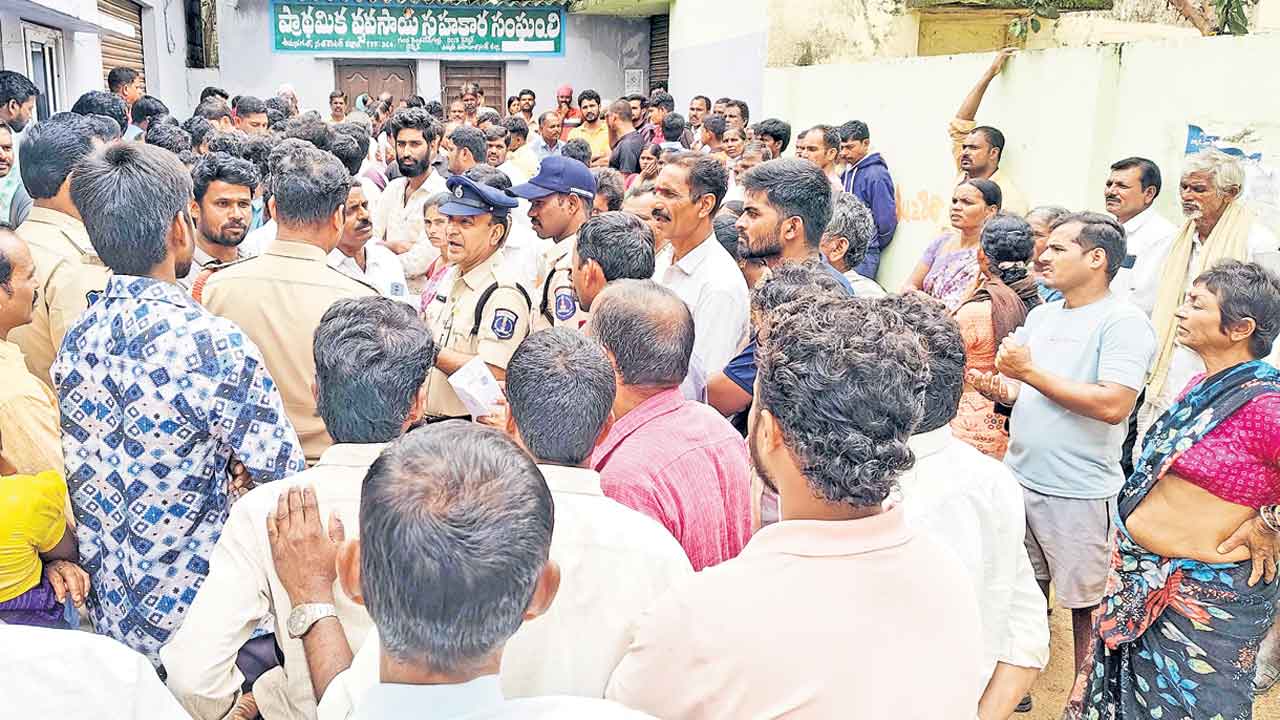 ఆగ్రహం..ఆవేదన.. అందని యూరియా.. ఆగని నిరసనలు