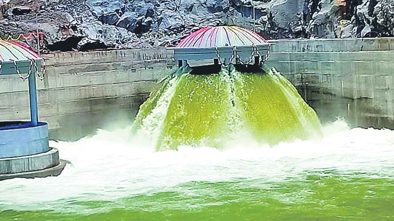 హస్తం సర్కారే కూలగొడుతుందేమో!