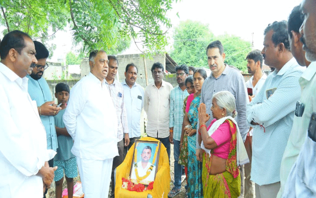 Khammam Rural : అధైర్య పడొద్దు.. అండగా ఉంటాం : మాజీ ఎమ్మెల్యే కందాల
