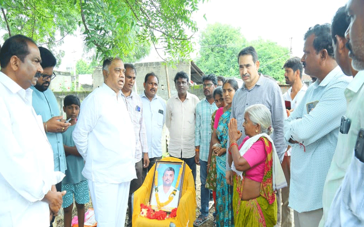 Khammam Rural : అధైర్య పడొద్దు.. అండగా ఉంటాం : మాజీ ఎమ్మెల్యే కందాల