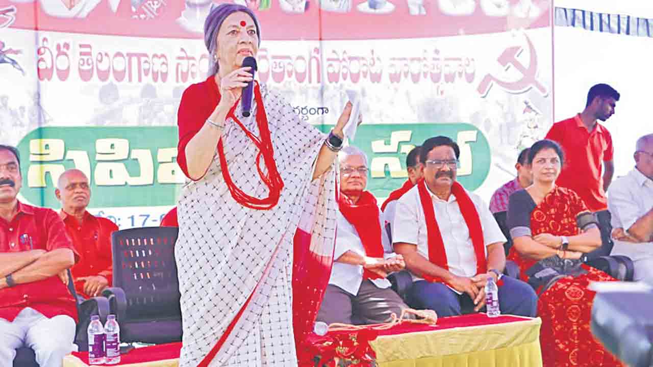 చరిత్రను వక్రీకరిస్తున్న కేంద్రమంత్రి