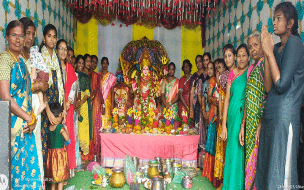 Karepally : గాయత్రీదేవి అలంకారంలో దుర్గ‌మ్మ‌ భక్తులకు దర్శనం