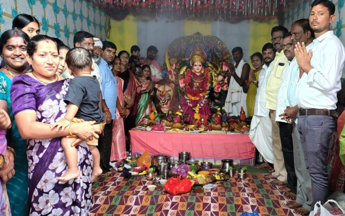 Karepally : ధ‌న‌ల‌క్ష్మి అవ‌తారంలో దుర్గాదేవి భ‌క్తుల‌కు ద‌ర్శ‌నం