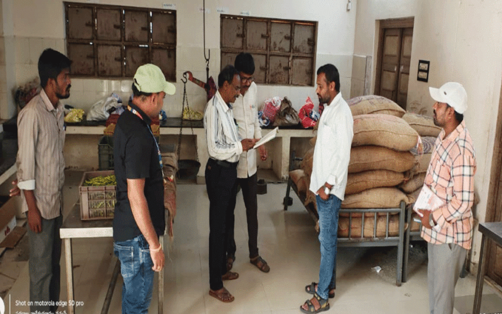 Karepally : విద్యార్థుల‌కు నాణ్య‌మైన భోజ‌నం అందించాలి : ఎంపీడీఓ శ్రీ‌నివాస‌రావు