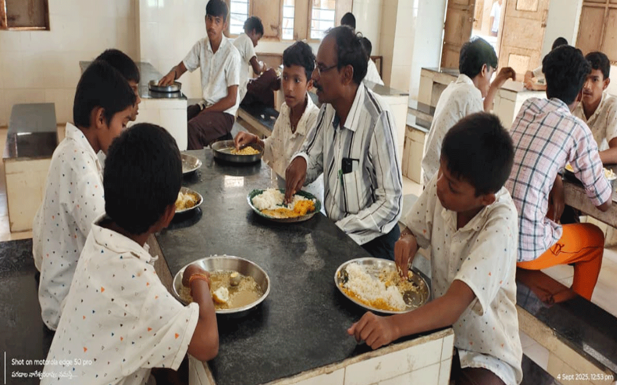 Karepally : విద్యార్థుల‌కు నాణ్య‌మైన భోజ‌నం అందించాలి : ఎంపీడీఓ శ్రీ‌నివాస‌రావు