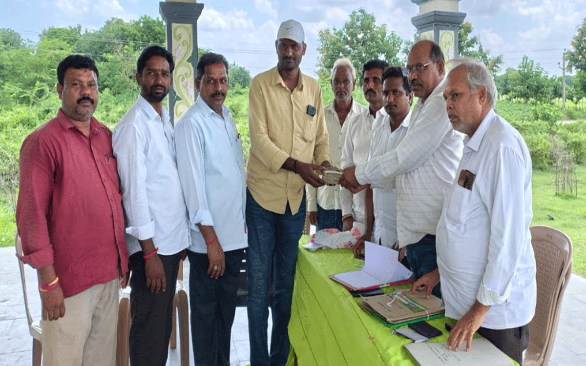 Karepally : కారేపల్లి సంత వేలం