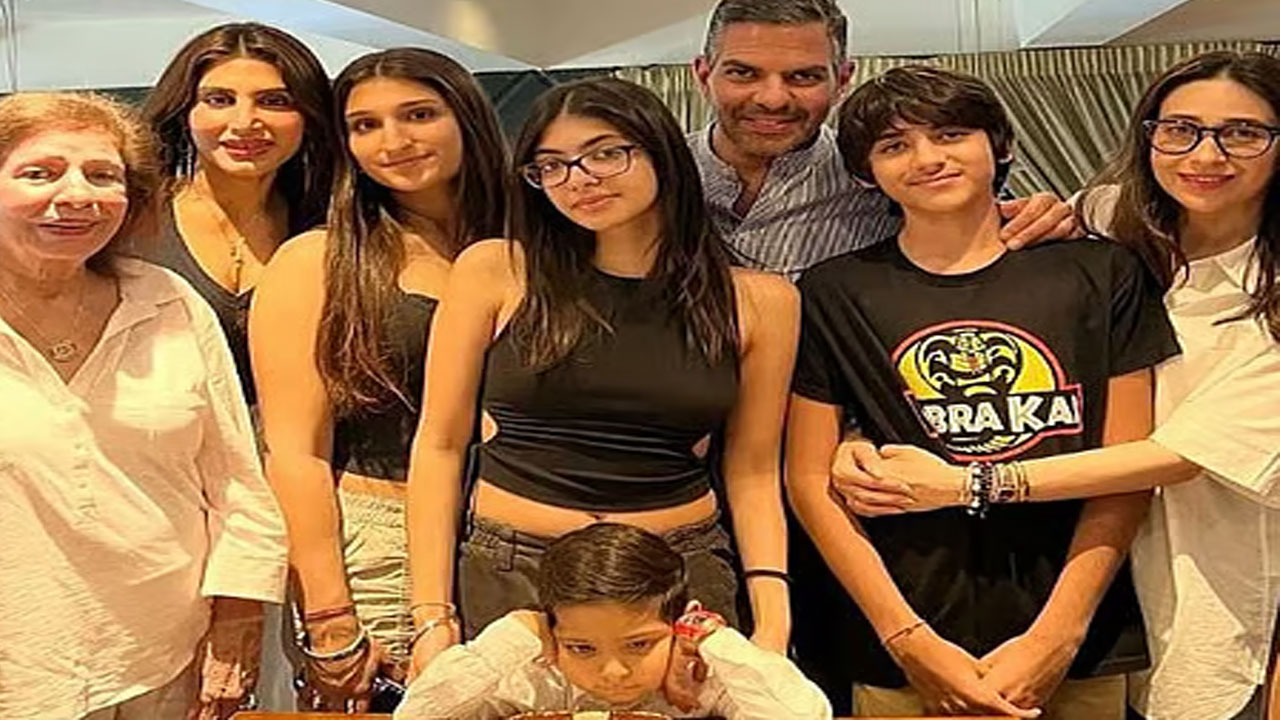 Karisma kapoor | కోర్టు మెట్లెక్కిన క‌రిష్మా క‌పూర్ పిల్ల‌లు.. స‌వతి త‌ల్లి రూ.30 వేల కోట్లు కొట్టేయాల‌ని చూస్తుందంటూ ఆరోప‌ణ‌