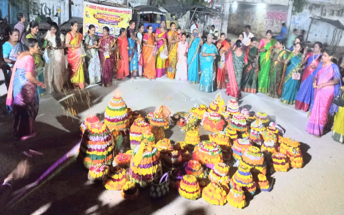 Nalgonda : భక్తి శ్రద్ధలతో ఘ‌నంగా సద్దుల బతుకమ్మ