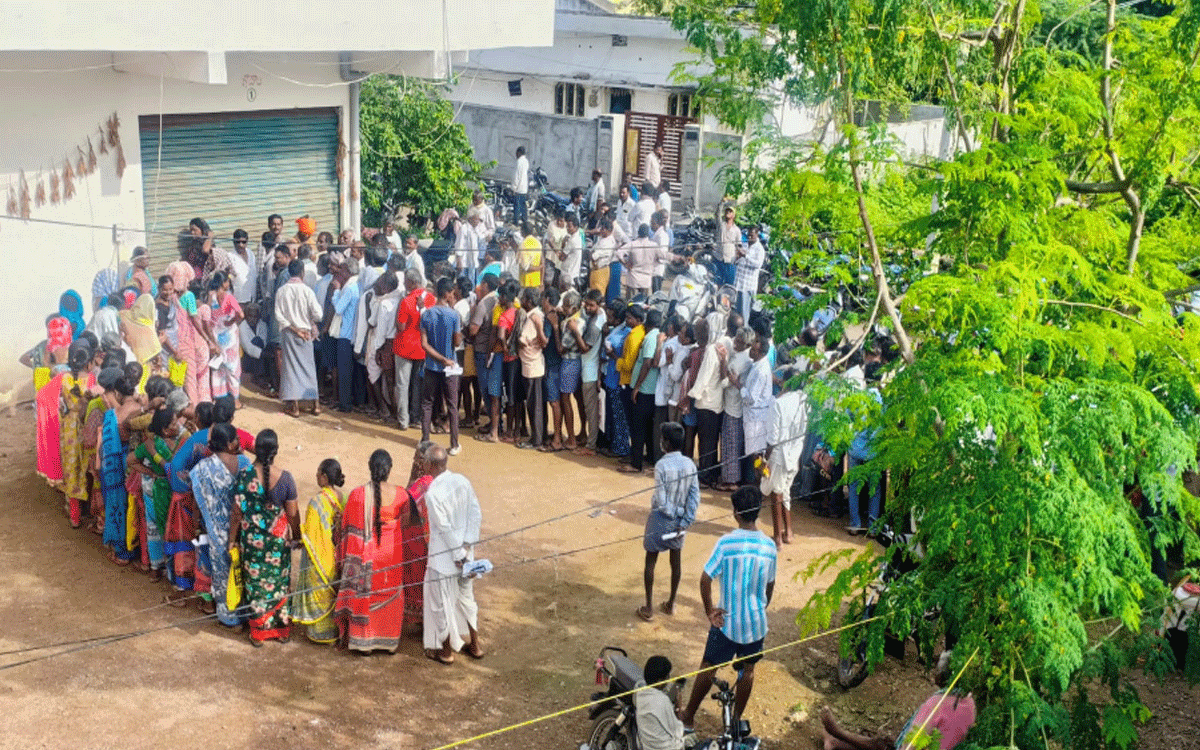 Kattangur : తిండి తిప్పలు మానేసి.. యూరియా కోసం రైతుల పడిగాపులు