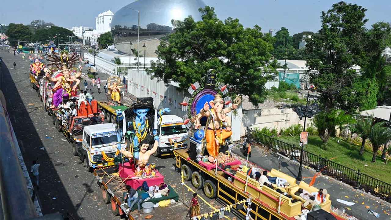 గణేశ్‌ యాత్రలో కేసీఆర్‌ పాటల జోష్‌.. సిరిసిల్లలో పోలీసుల ఆటంకం