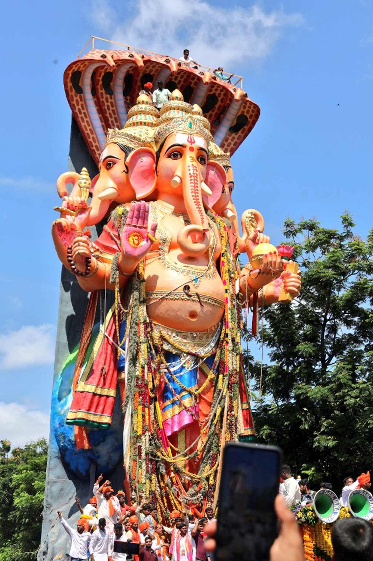 దారిపొడవున ఎక్కడ చూసినా గణపతి బప్ప మోరియా అంటూ చిన్నాపెద్దా అంతా వారి భక్తిని చాటుకున్నారు. 