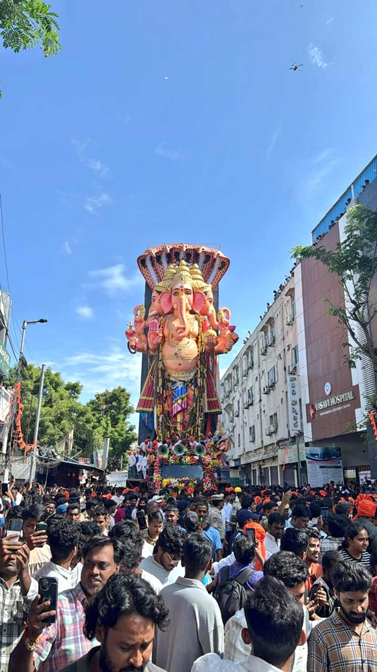 మహాగణపతిని చూసేందుకు పెద్ద సంఖ్యలో భక్తులు తరలి రావడంతో ట్యాంక్​ బండ్ పరిసర ప్రాంతాలు కిక్కిరిసిపోయాయి.