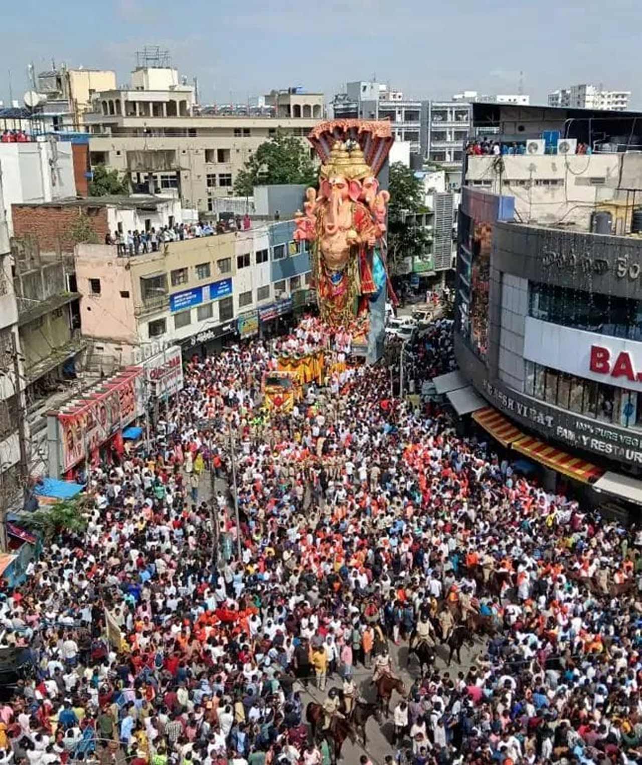 ఉదయం 7.30 గంటలకు ప్రారంభమైన బడా గణేశ్ శోభాయాత్ర మధ్యాహ్నం 12 గంటలకు ట్యాంక్‌బండ్‌కు చేరుకుంది. 
