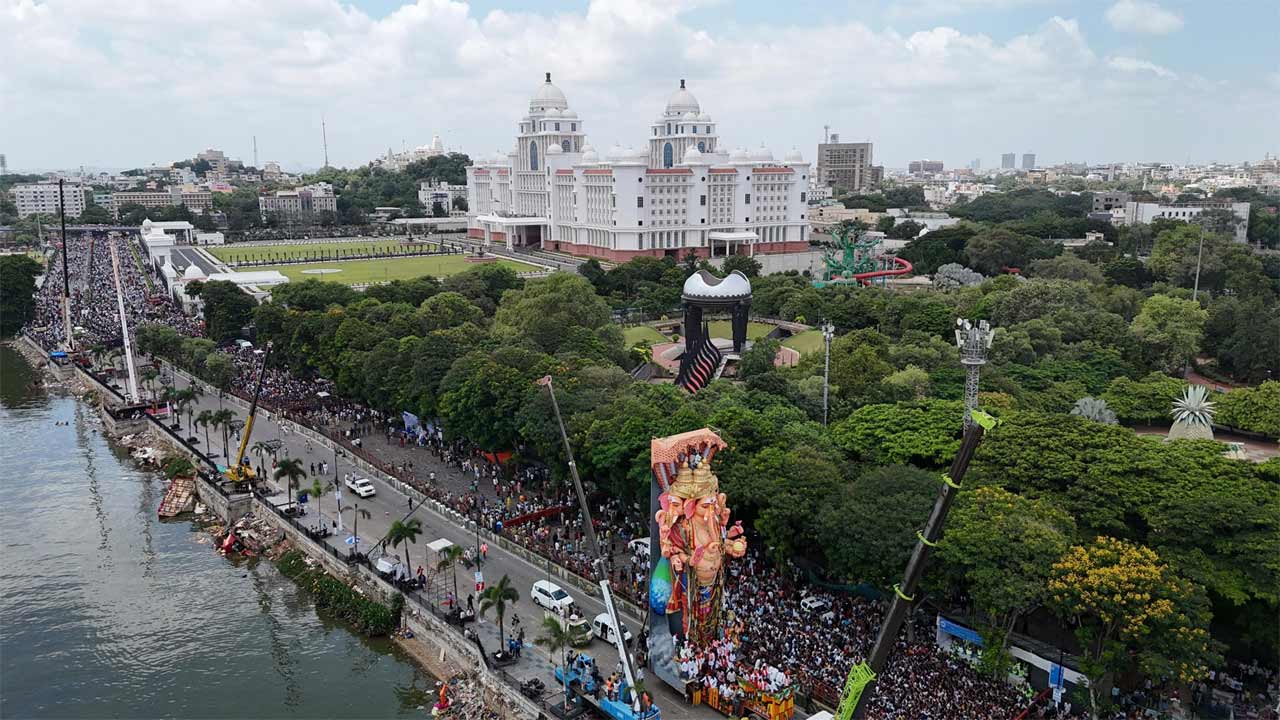 ఖైరతాబాద్‌ మహాగణపతి శోభాయాత్ర, నిమజ్జనం ఫొటోలు