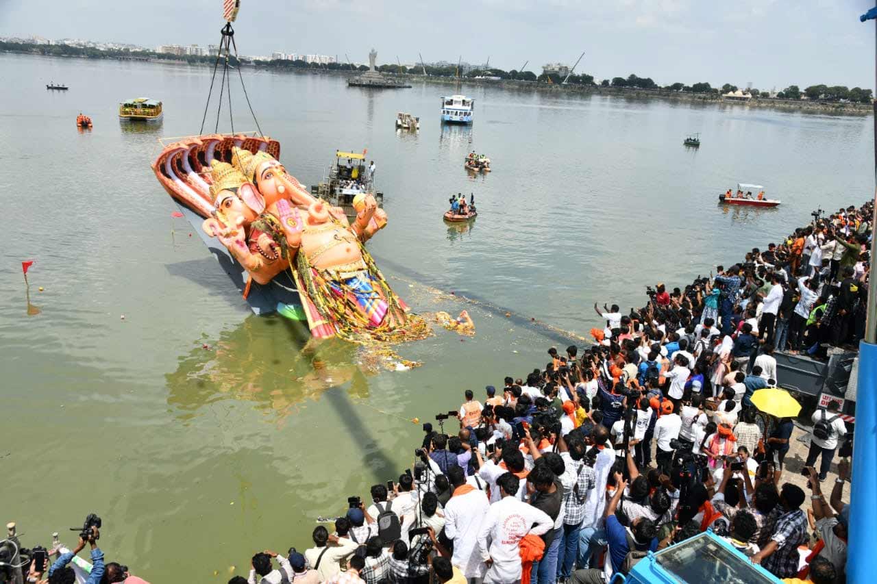 లక్షలాది భక్తుల మధ్య మహా గణపతి ట్యాంక్‌బండ్‌లో నిజమజ్జనమయ్యాడు. 