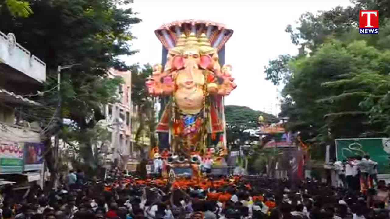 Khairatabad Ganesh | ఖైరతాబాద్‌ గణేశుడి శోభాయాత్ర..
