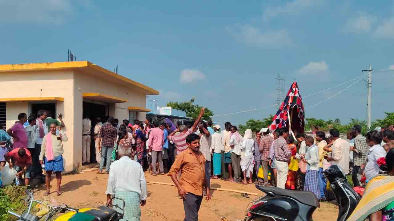 Khammam Rural | వారం రోజుల తర్వాత కేంద్రాలకు యూరియా.. తెల్లవారుజాము నుంచే క్యూ కట్టిన రైతులు